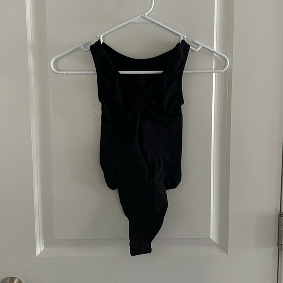 Skims Seamless Sculpt Scoop Neck Thong Bodysuit - Picture 2 of 4